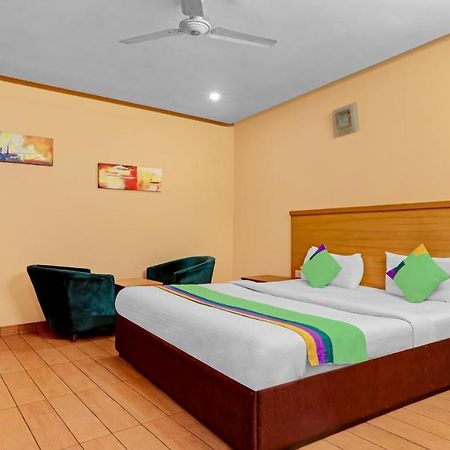 4 View Hotel Tajganj Exterior photo